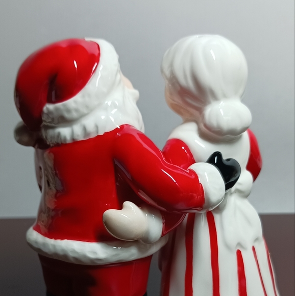 AVON Hugging Interlocking Santa & Mrs Clause Ceramic Salt and Pepper Shakers - Picture 4 of 4
